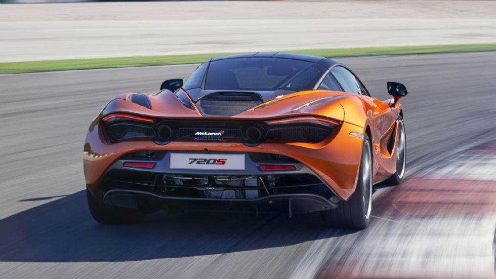 Η McLaren 720S κάνει το 0-100 σε λιγότερο από 3 δλ., ενώ 5 δλ. μετά το αυτοκίνητα έχει ξεπεράσει τα 200 χλμ./ώρα. Η τελική ταχύτητα είναι στα 341 χλμ./ώρα.
